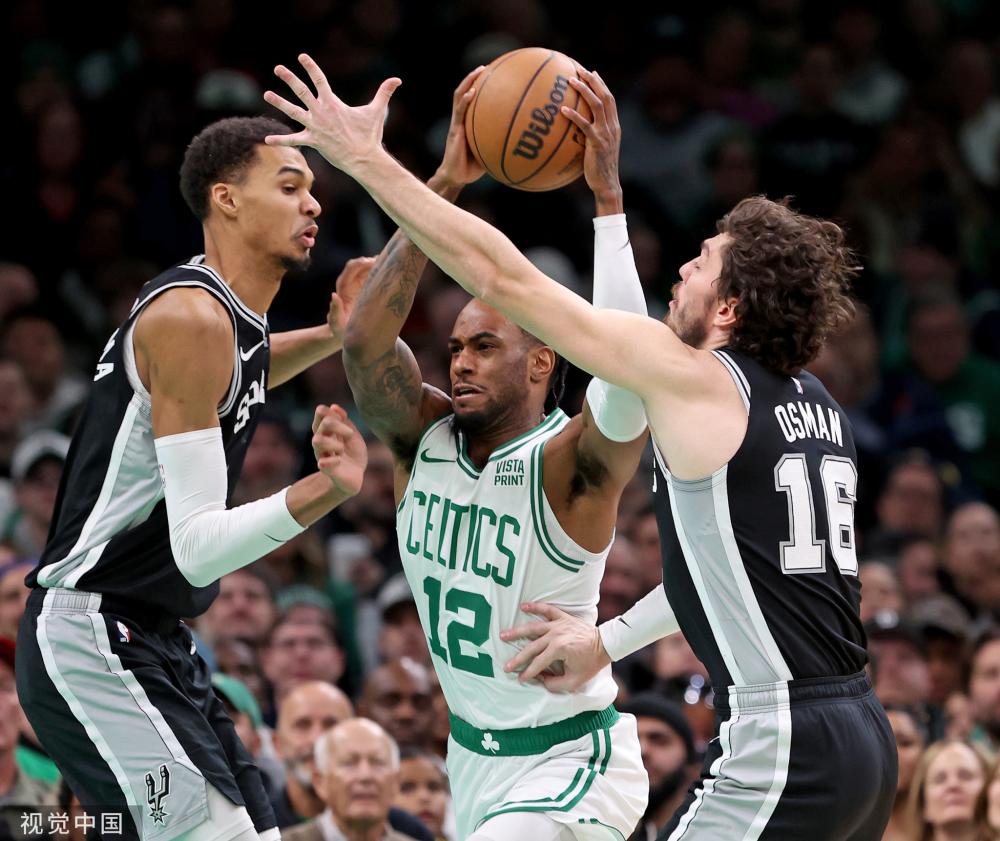 北青：在重庆备战的中国女足现场观看铜梁龙vs铁人的比赛.